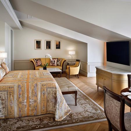 พาลาสโซ่ เวอร์เซส ดูไบ Hotel ห้อง รูปภาพ A suite at the Mandarin Oriental, Paris
