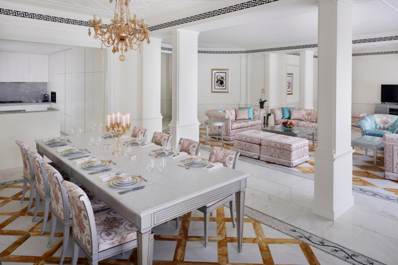 พาลาสโซ่ เวอร์เซส ดูไบ Hotel ภายนอก รูปภาพ A suite at the Emirates Palace