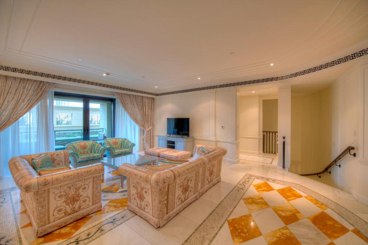 พาลาสโซ่ เวอร์เซส ดูไบ Hotel ภายนอก รูปภาพ A living room in a suite at the Atlantis Resort