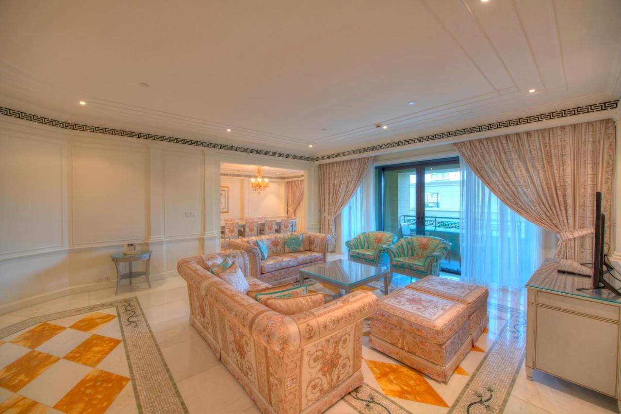 พาลาสโซ่ เวอร์เซส ดูไบ Hotel ภายนอก รูปภาพ A living room in a suite at the Atlantis Paradise Island Resort