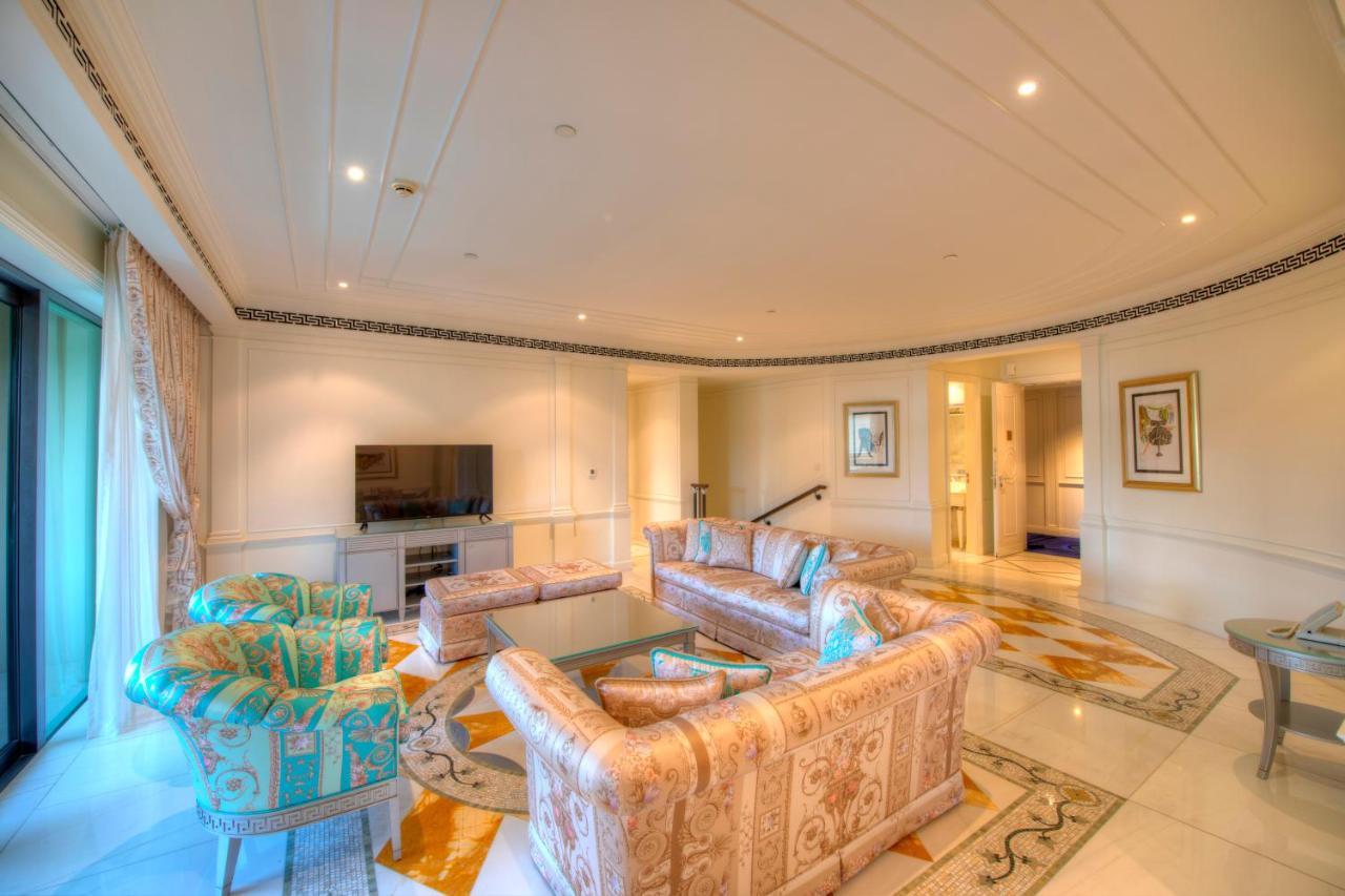 พาลาสโซ่ เวอร์เซส ดูไบ Hotel ภายนอก รูปภาพ A living room in a suite at the Atlantis Resort