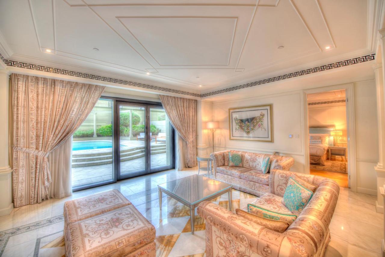 พาลาสโซ่ เวอร์เซส ดูไบ Hotel ภายนอก รูปภาพ A living room at the Emirates Palace