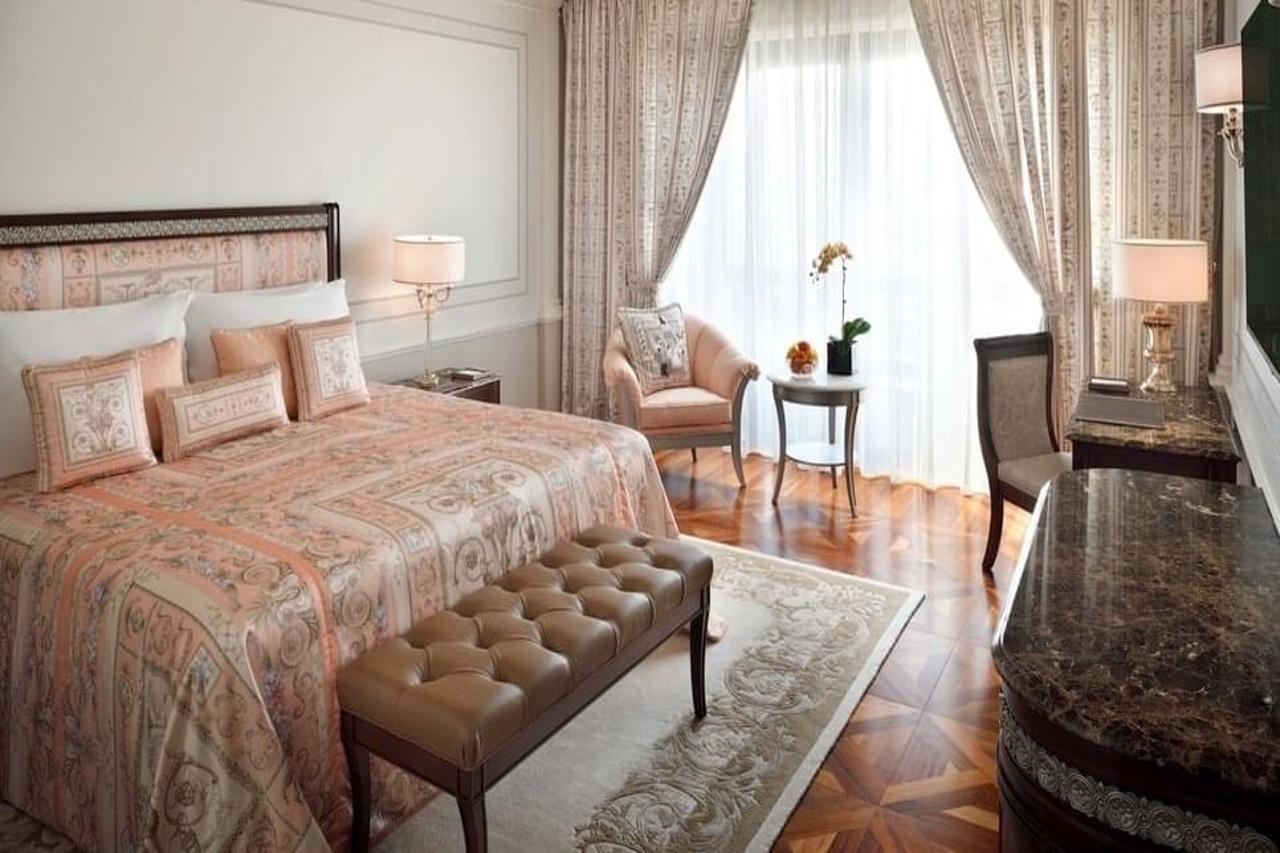 พาลาสโซ่ เวอร์เซส ดูไบ Hotel ภายนอก รูปภาพ A bedroom at the Taj Mahal Palace