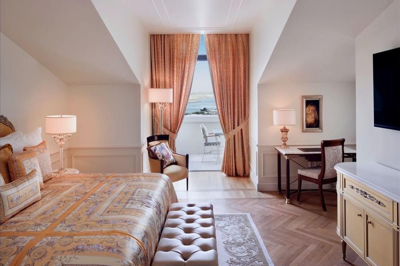พาลาสโซ่ เวอร์เซส ดูไบ Hotel ภายนอก รูปภาพ A room at the Four Seasons Hotel