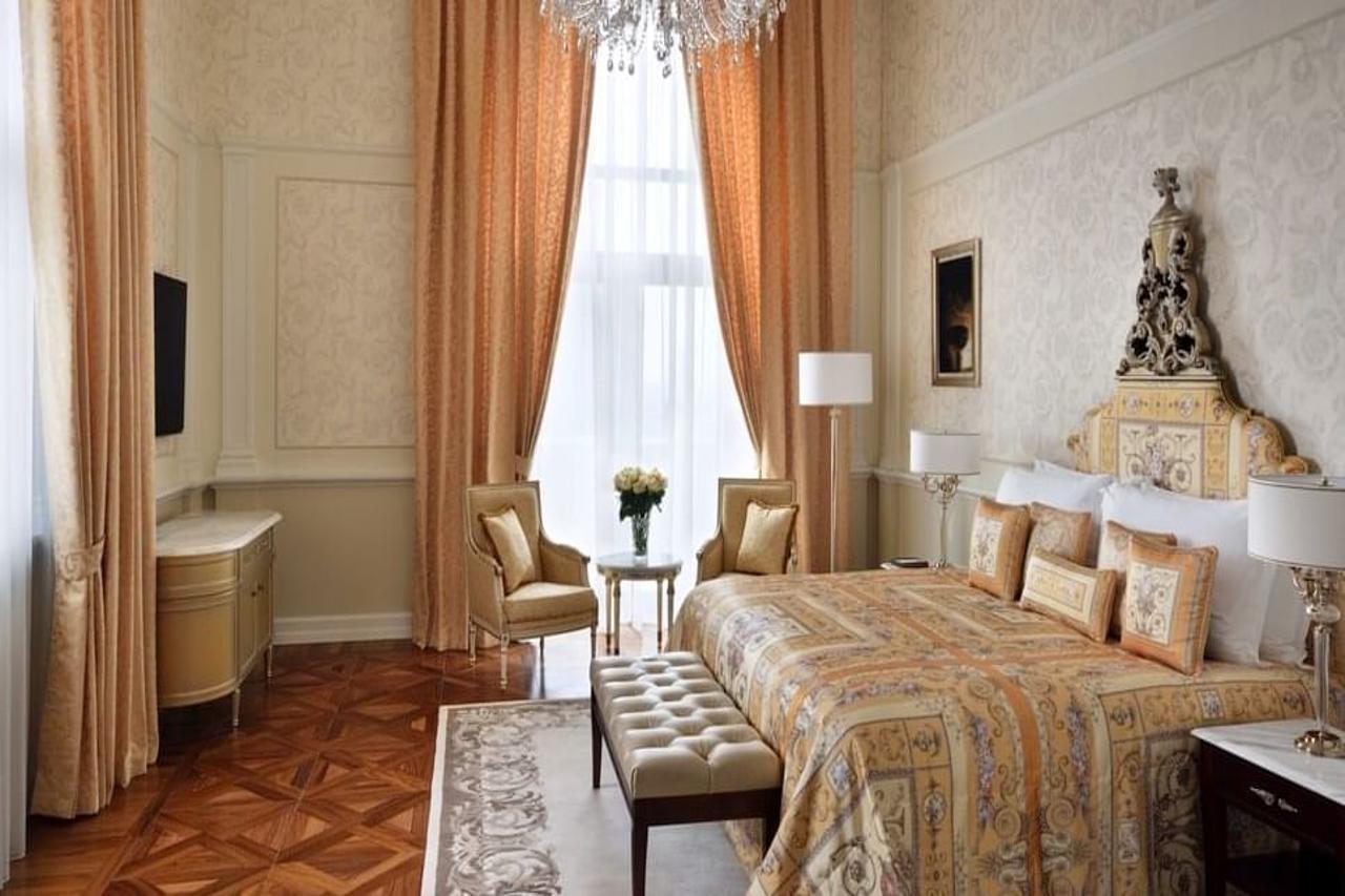 พาลาสโซ่ เวอร์เซส ดูไบ Hotel ภายนอก รูปภาพ A bedroom at the Four Seasons Hotel