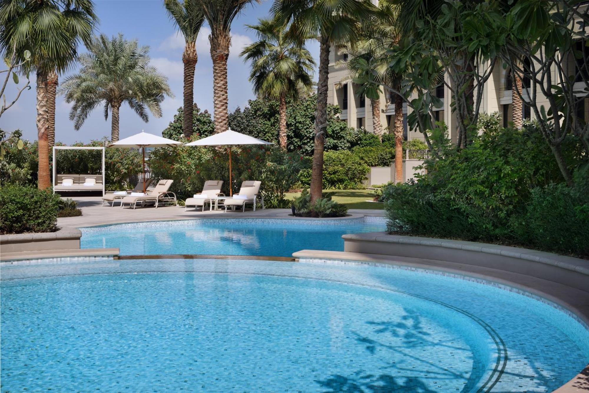 พาลาสโซ่ เวอร์เซส ดูไบ Hotel ภายนอก รูปภาพ The swimming pool at the Four Seasons Hotel