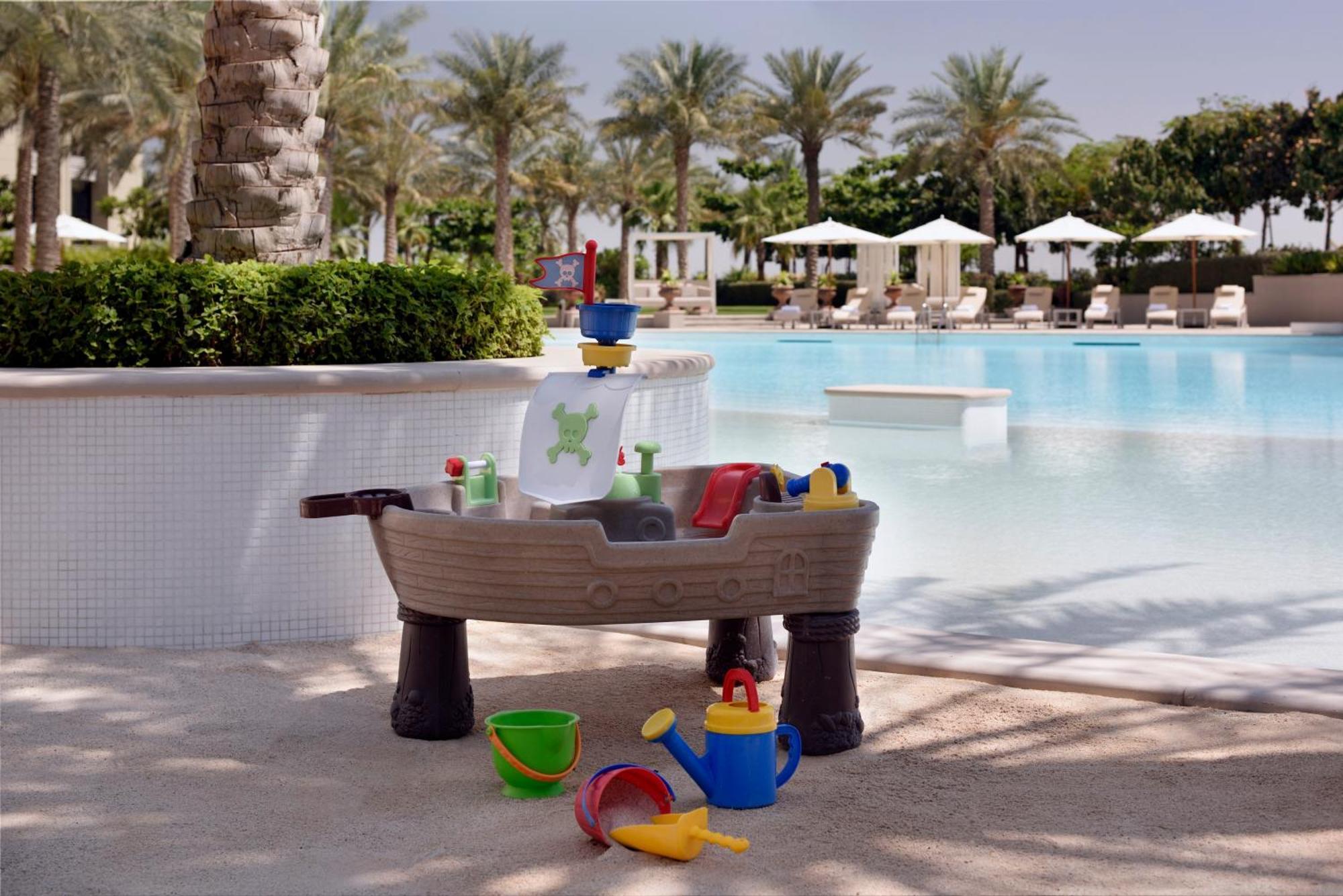 พาลาสโซ่ เวอร์เซส ดูไบ Hotel ภายนอก รูปภาพ A water table