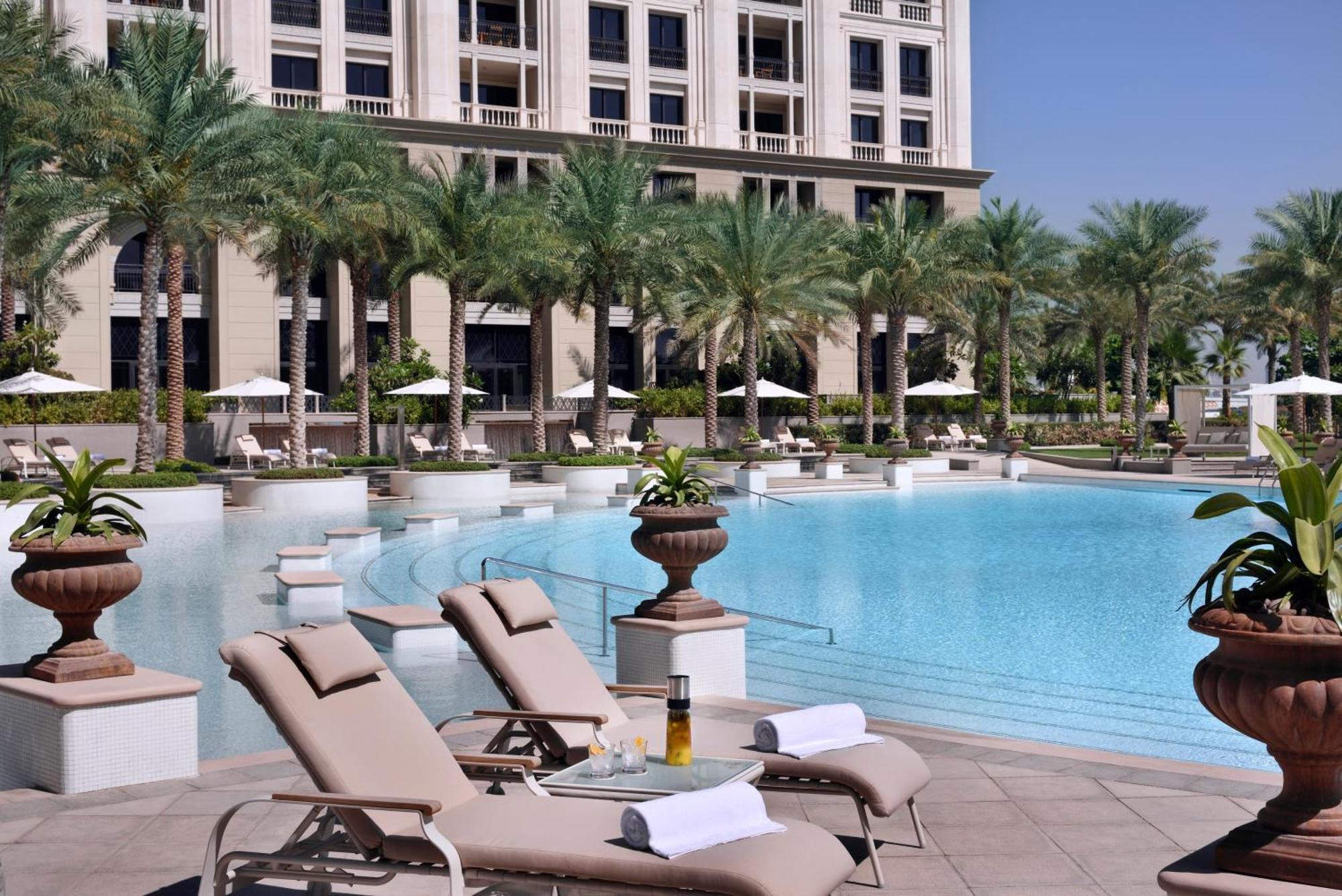 พาลาสโซ่ เวอร์เซส ดูไบ Hotel ภายนอก รูปภาพ The pool at Jumeirah Emirates Towers Hotel