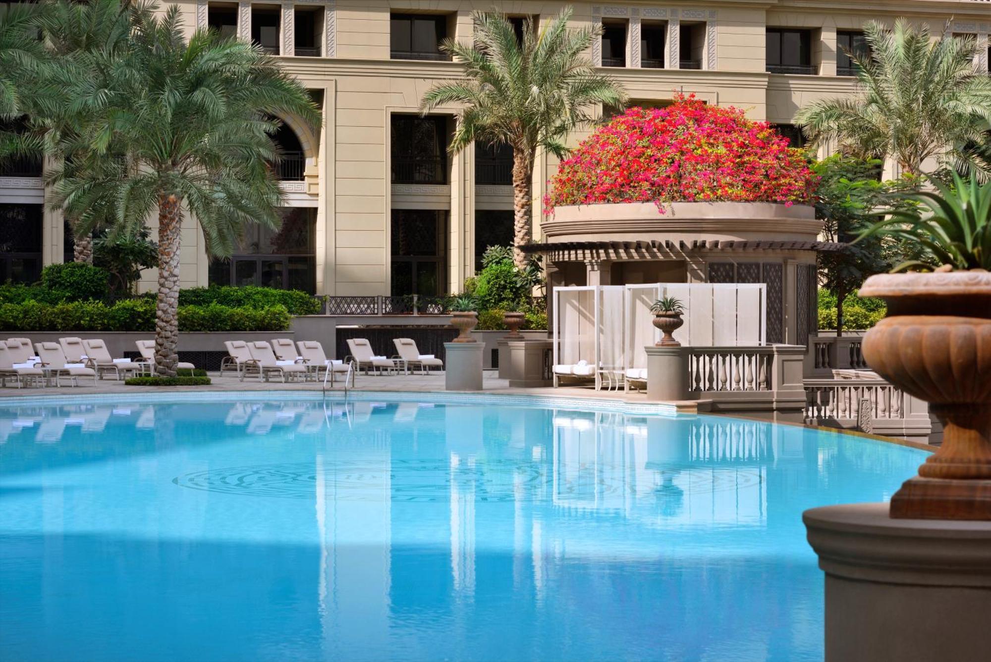 พาลาสโซ่ เวอร์เซส ดูไบ Hotel ภายนอก รูปภาพ The swimming pool at The Westin