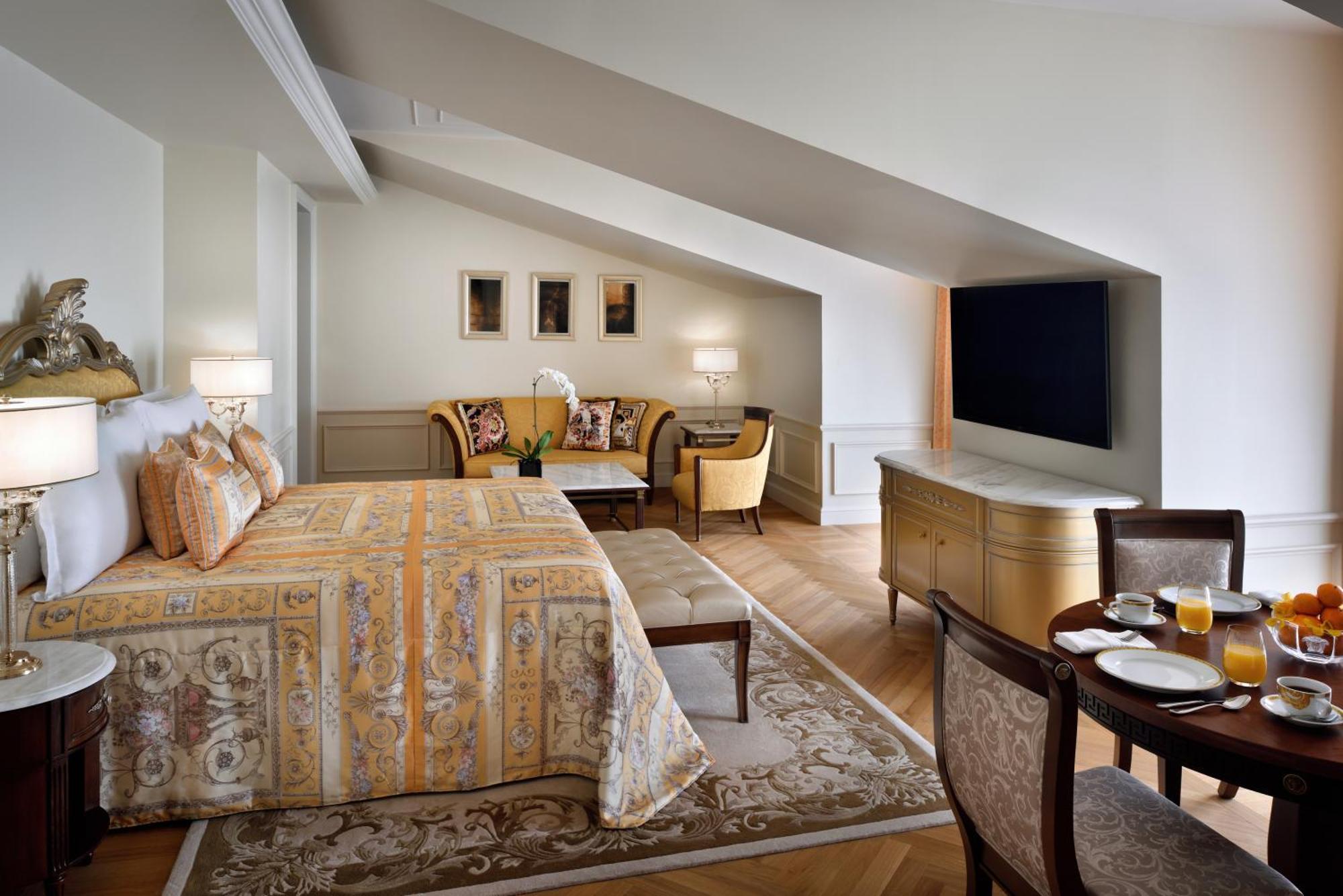 พาลาสโซ่ เวอร์เซส ดูไบ Hotel ห้อง รูปภาพ A suite at the Mandarin Oriental, Paris