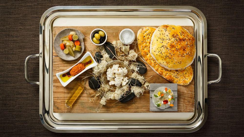 พาลาสโซ่ เวอร์เซส ดูไบ Hotel ภายนอก รูปภาพ A traditional Persian breakfast