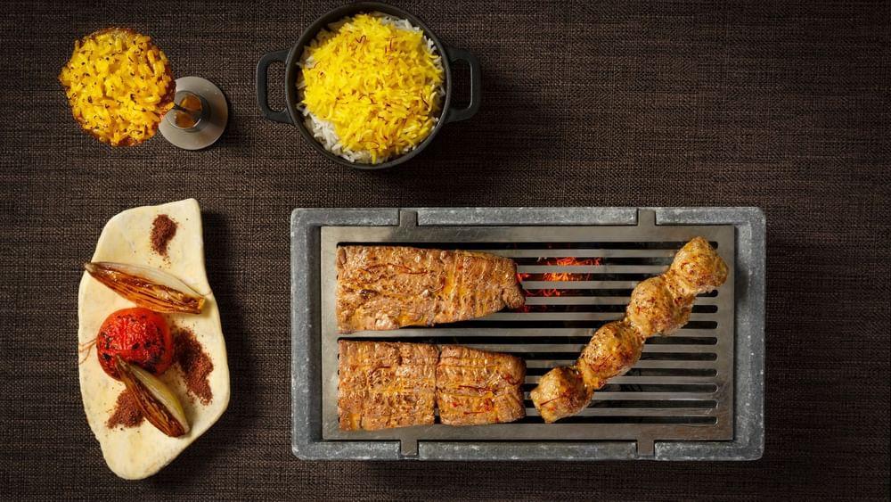 พาลาสโซ่ เวอร์เซส ดูไบ Hotel ภายนอก รูปภาพ A plate of Iranian kabab