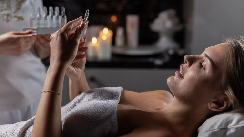 พาลาสโซ่ เวอร์เซส ดูไบ Hotel ภายนอก รูปภาพ A woman receiving a facial treatment