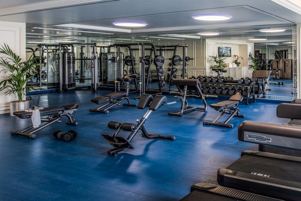 พาลาสโซ่ เวอร์เซส ดูไบ Hotel ภายนอก รูปภาพ The gym at the hotel