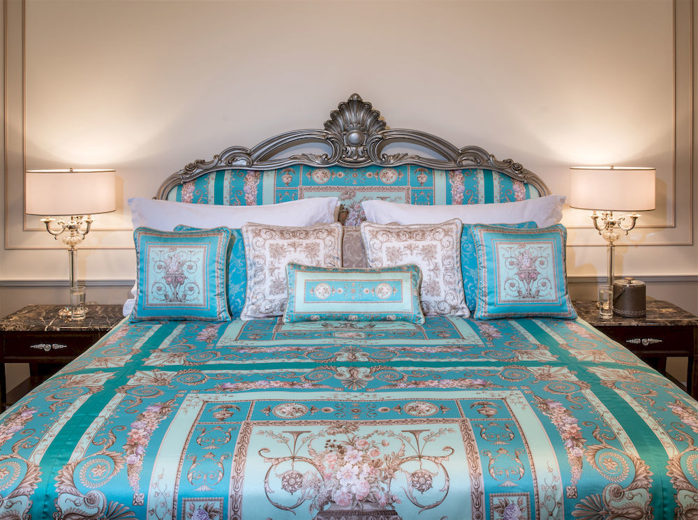 พาลาสโซ่ เวอร์เซส ดูไบ Hotel ภายนอก รูปภาพ A bed with bed linen