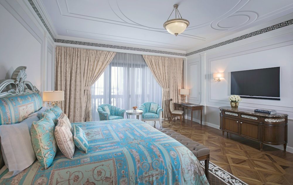 พาลาสโซ่ เวอร์เซส ดูไบ Hotel ภายนอก รูปภาพ A bedroom at the Taj Mahal Palace