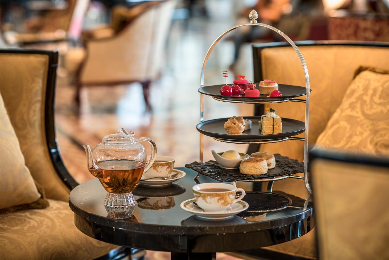พาลาสโซ่ เวอร์เซส ดูไบ Hotel ภายนอก รูปภาพ Afternoon tea at the Ritz-Carlton, Dubai