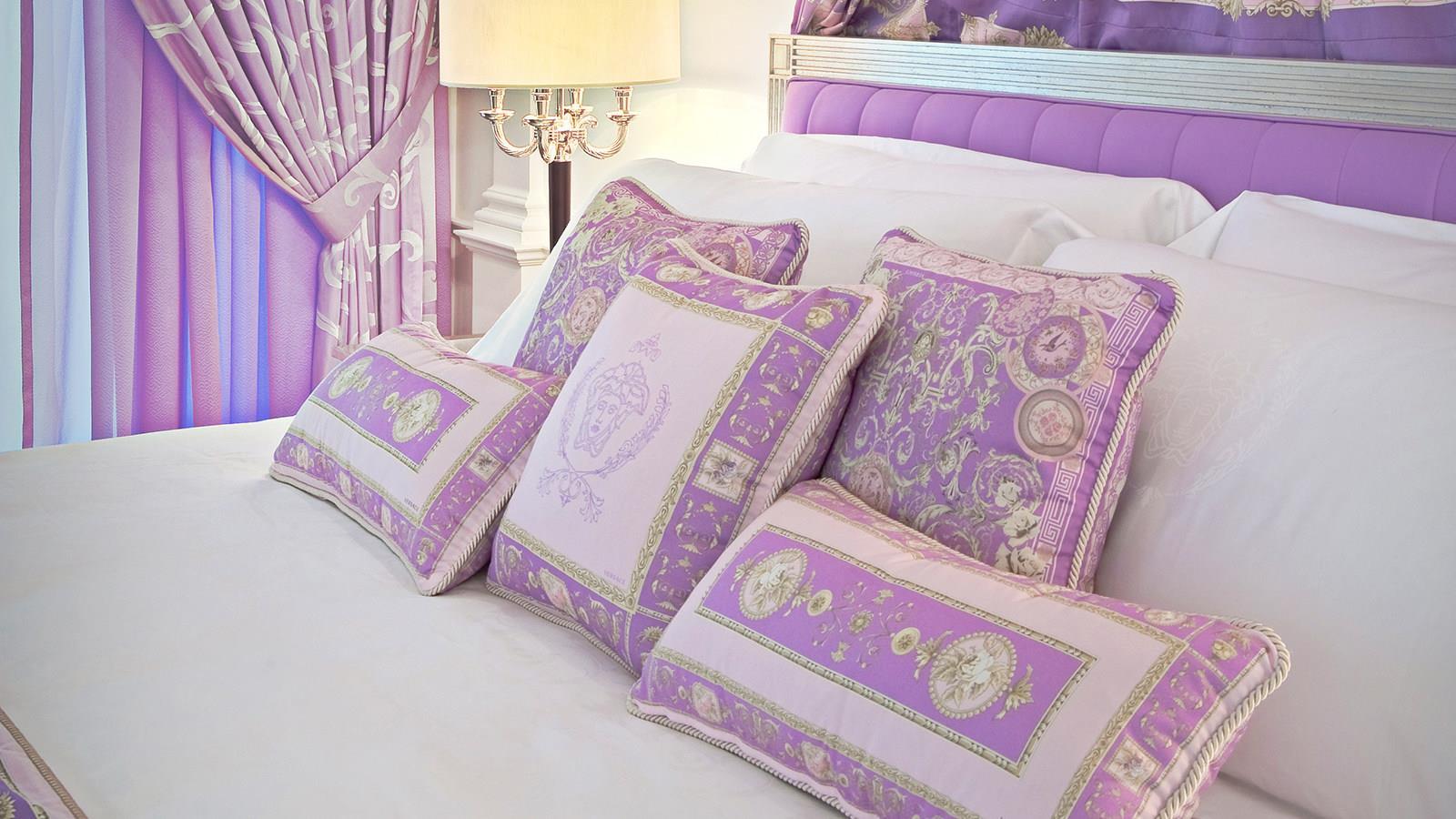 พาลาสโซ่ เวอร์เซส ดูไบ Hotel ภายนอก รูปภาพ Pillows