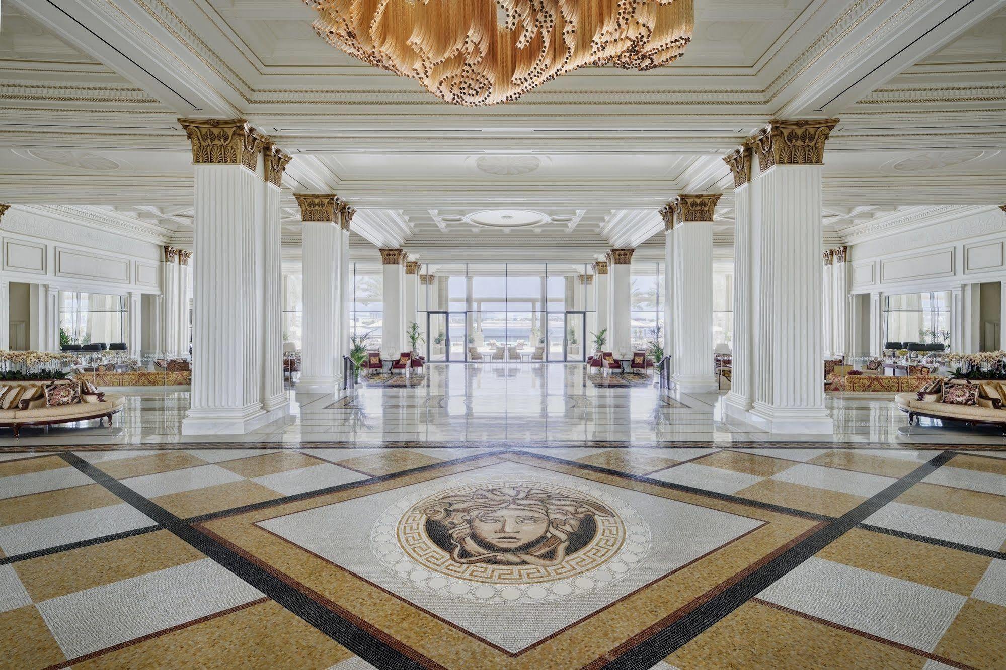 พาลาสโซ่ เวอร์เซส ดูไบ Hotel ภายนอก รูปภาพ The lobby of the Four Seasons Hotel