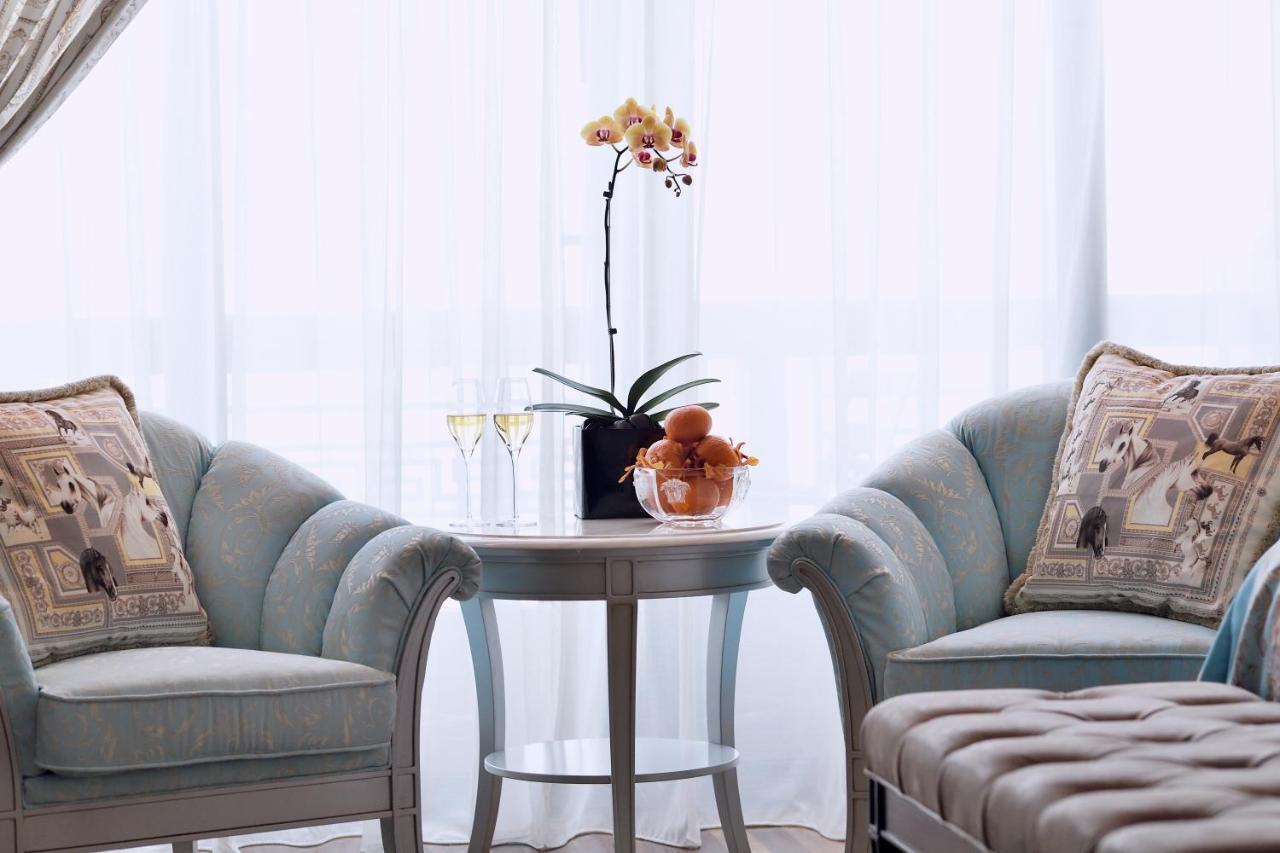 พาลาสโซ่ เวอร์เซส ดูไบ Hotel ภายนอก รูปภาพ A table with a plant